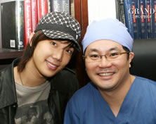 韩国高兰得整形外科医院歌手Park Jung Min与高兰得整形外科柳相旭院长合影