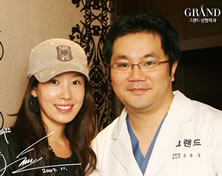 韩国高兰得整形外科医院演员Lee Tae Ran与高兰得整形外科柳相旭院长合影