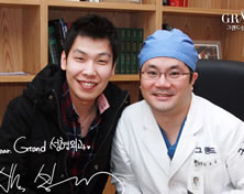 韩国高兰得整形外科医院演员Baek Bong Gi与高兰得整形外科柳相旭院长合影