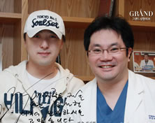 韩国高兰得整形外科医院歌手Kim Seon Hyeong与高兰得整形外科柳相旭院长合影