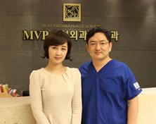 韩国MVP整形外科医院播音员 kwang yeon Lee和院长玄炅倍合影