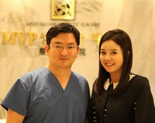 韩国MVP整形外科医院电影演员 Eunju Choe和院长玄炅倍合影