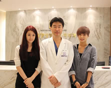 韩国MVP整形外科医院歌手 RaNia(T-ae,Di)和崔寓植院长合影
