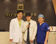 韩国MVP整形外科医院歌手 rich和崔寓植、玄炅倍院长合影