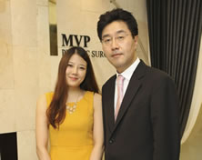 韩国MVP整形外科医院歌手Page和崔寓植院长合影