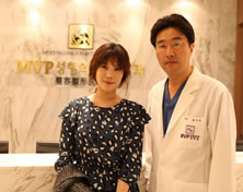 韩国MVP整形外科医院艺人 da Hae Bae和崔寓植院长合影