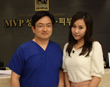 韩国MVP整形外科医院艺人 eun jeong hwang和玄炅倍院长合影