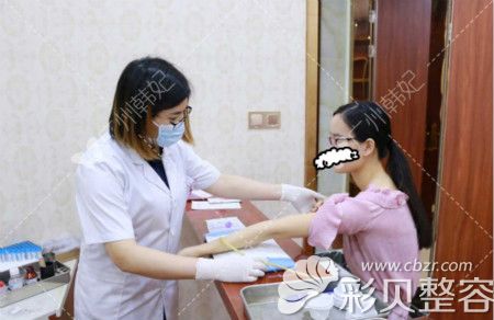 找广州韩妃于洪瑞做双眼皮前进行常规身体检查