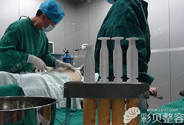 北京东方和谐冯斌大腿吸脂和自体脂肪隆胸视频中截取的图片