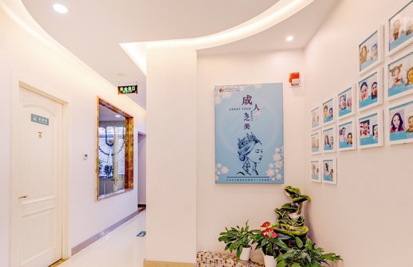 北京童仁医疗美容医院走廊