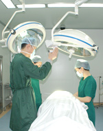 广州丘山整形美容医院广州丘山医生在手术室