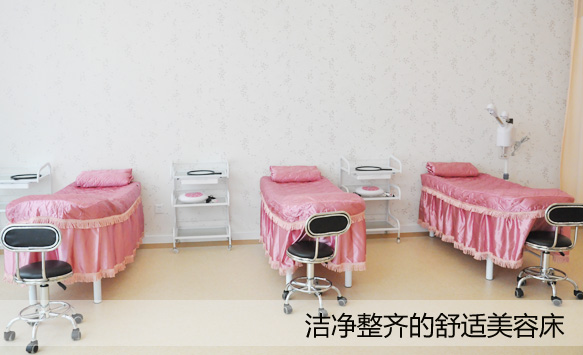 重庆当代整形外科医院洁净整齐的舒适美容床