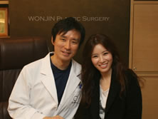 韩国原辰整形外科医院朴原辰院长与歌手朴奇英合影