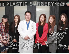 韩国高兰得整形外科医院歌手A Pink与高兰得整形外科徐逸笵院长合影留念