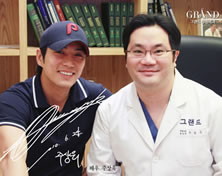韩国高兰得整形外科医院演员Ju Sang Uk与高兰得整形外科柳相旭院长合影留念