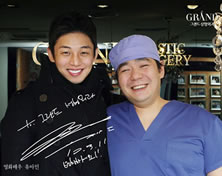 韩国高兰得整形外科医院演员U AIN与高兰得整形外科徐逸笵院长合影留念