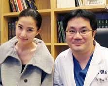 韩国高兰得整形外科医院演员Gong Hyeon Ju与高兰得整形外科柳相旭院长合影