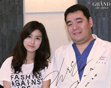 韩国高兰得整形外科医院演员Kim So Eun与高兰得整形外科徐逸笵院长合影