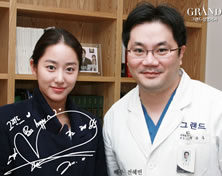 韩国高兰得整形外科医院演员Jeon Hye Bin与高兰得整形外科柳相旭院长合影