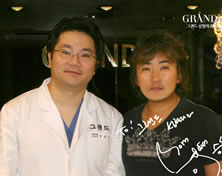 韩国高兰得整形外科医院歌手Lee Seung Chul与高兰得整形外科柳相旭院长合影