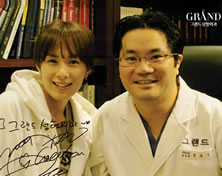 韩国高兰得整形外科医院歌手Chae Yeon与高兰得整形外科柳相旭院长合影