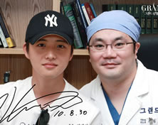 韩国高兰得整形外科医院演员Gim Hye Seong与高兰得整形外科柳相旭院长合影