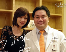 韩国高兰得整形外科医院广播Gim Si Hyang与高兰得整形外科柳相旭院长合影
