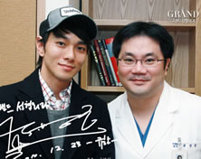 韩国高兰得整形外科医院演员Lee Gyu Han与高兰得整形外科柳相旭院长合影