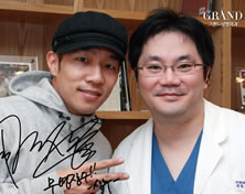 韩国高兰得整形外科医院歌手Sang Chu与高兰得整形外科柳相旭院长合影