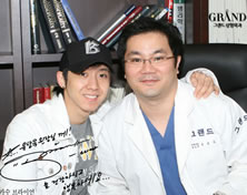 韩国高兰得整形外科医院歌手Brian与高兰得整形外科柳相旭院长合影