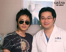 韩国高兰得整形外科医院歌手Lee Ki Chan与高兰得整形外科柳相旭院长合影