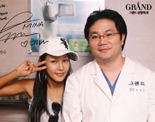 韩国高兰得整形外科医院歌手Mina与高兰得整形外科柳相旭院长合影