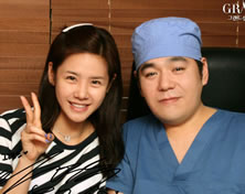 韩国高兰得整形外科医院演员Lee Yeon Du与高兰得整形外科徐逸笵院长合影
