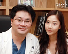 韩国高兰得整形外科医院演员Lee Hui Won与高兰得整形外科柳相旭院长合影