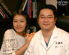 韩国高兰得整形外科医院喜剧演员Gim Mi Ryeo与高兰得整形外科柳相旭院长合影