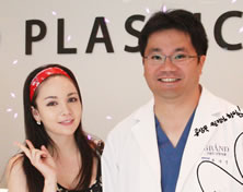 韩国高兰得整形外科医院广播Bianca与高兰得整形外科柳相旭院长合影