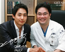 韩国高兰得整形外科医院演员Lee Hyeong Seok与高兰得整形外科柳相旭院长合影