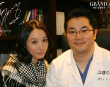 韩国高兰得整形外科医院歌手Gim Yi Ji与高兰得整形外科柳相旭院长合影