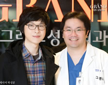 韩国高兰得整形外科医院ProgamerPark seong gyun与高兰得整形外科柳相旭院长合影