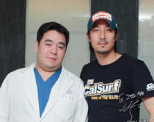 韩国高兰得整形外科医院演员Park Sang Wook与高兰得整形外科徐逸笵院长合影