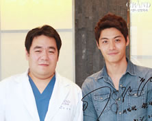 韩国高兰得整形外科医院演员lee Kwan Hoon与高兰得整形外科徐逸笵院长合影