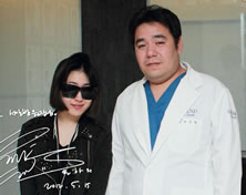韩国高兰得整形外科医院歌手Yoari与高兰得整形外科徐逸笵院长合影