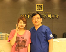 韩国MVP整形外科医院歌手 seo eun byeon和玄炅倍院长合影