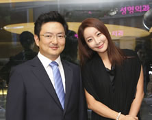 韩国MVP整形外科医院艺人 eun su hwang和玄炅倍院长合影