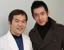 韩国赫尔希整形外科医院音乐剧演员Lion与郝尔希整形外科院长郑永春合影