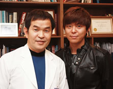 韩国赫尔希整形外科医院团体HOT Tonian与郝尔希整形外科院长郑永春合影