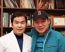 韩国赫尔希整形外科医院搞笑演员金贤哲与郝尔希整形外科院长郑永春合影