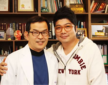 韩国赫尔希整形外科医院搞笑演员金在宇与郝尔希整形外科院长郑永春合影