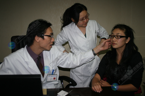 吴雅在接受曙光医生刘峰的术前脸部检查