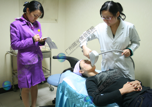 吴雅在接受脸部彩光嫩肤治疗